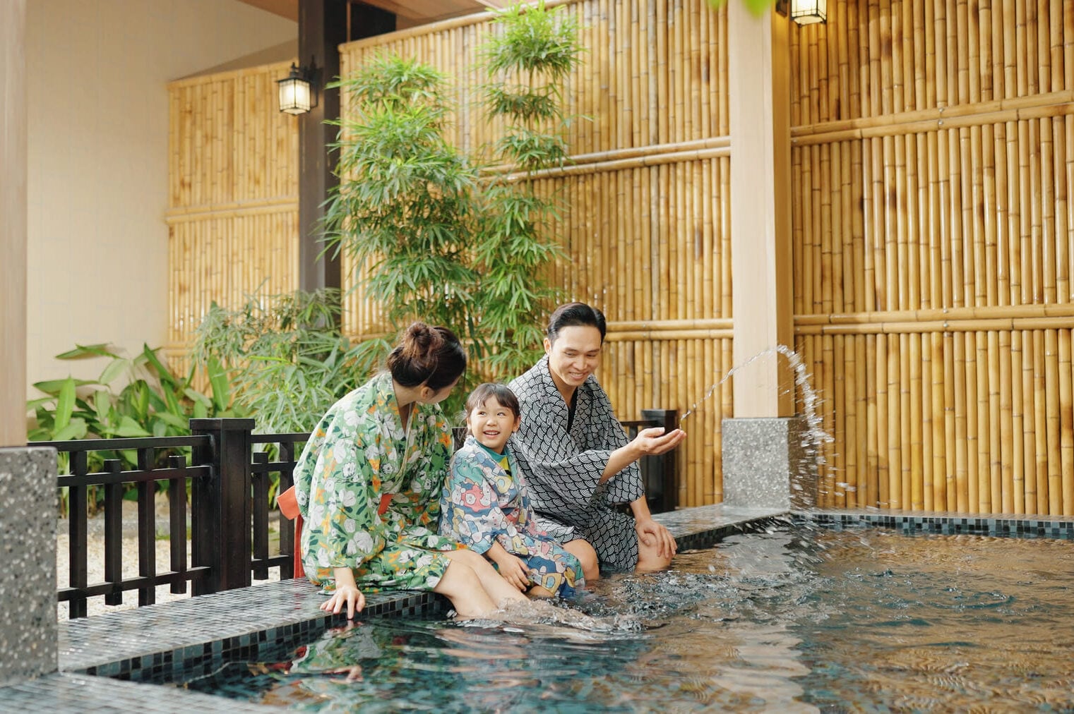 Du khách có thể đến trải nghiệm các dịch vụ tắm khoáng ở đây